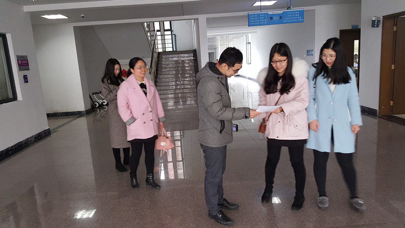 2018-2-26-新学期课堂一派生机盎然-WilliamHill中文官方网站开学查课纪实 (1)_副本.jpg